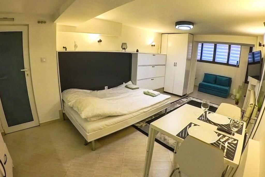 Studio With Courtyard Just Steps Away Vitosha Str Sofya Dış mekan fotoğraf